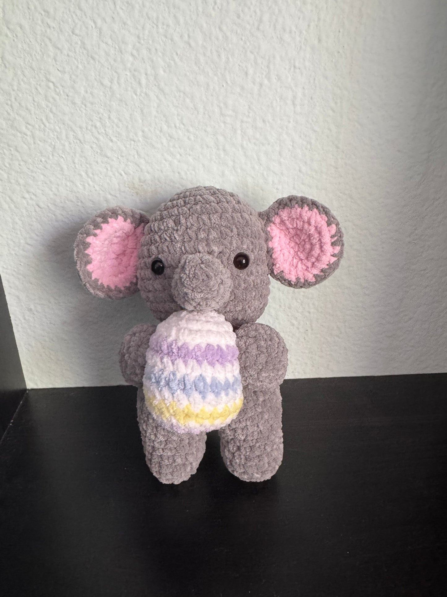 Elephant holding a Easter egg